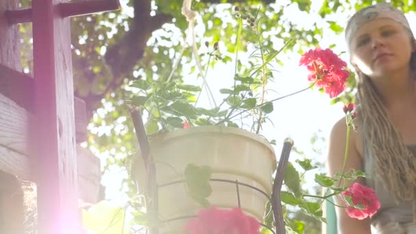 La chica viene a la olla con una flor. HD — Vídeo de stock