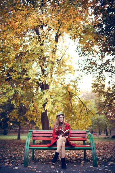 Kadın kitap okuyor.