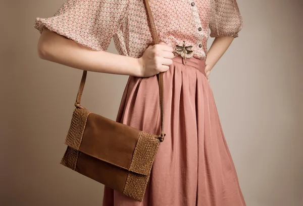 Vintage chica con bolso — Foto de Stock