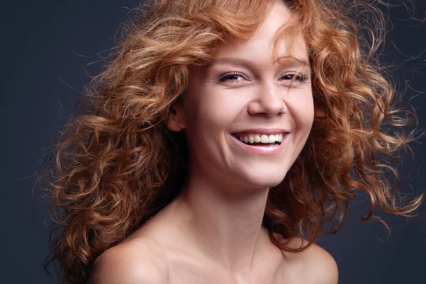 saç uçan ile Kızıl saçlı kız