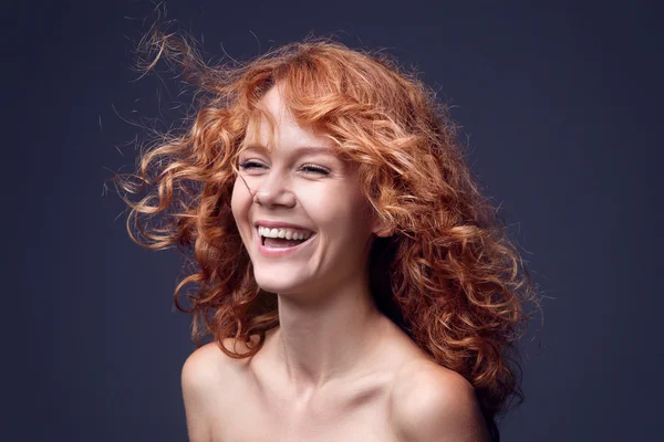 saç uçan ile Kızıl saçlı kız