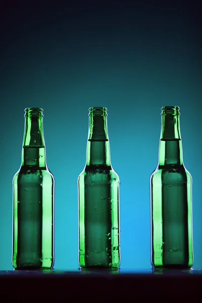 Зеленые пивные бутылки — стоковое фото