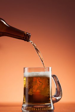 bira döküyor