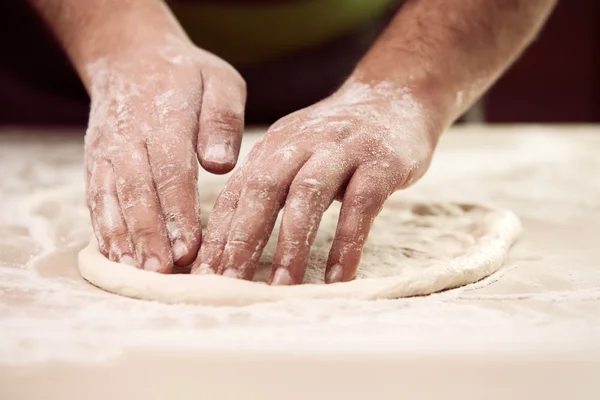 Fazendo pizza — Fotografia de Stock