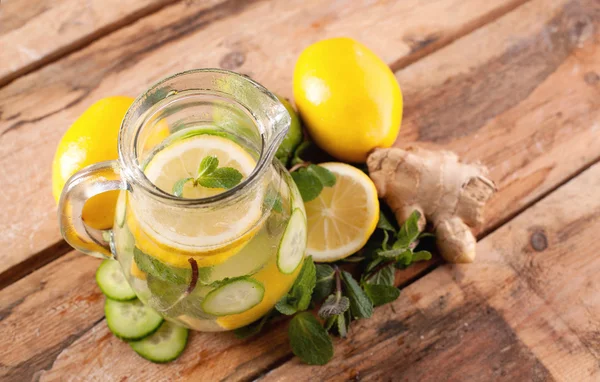 Vodu s citrónem, máta, zázvor a okurka — Stock fotografie