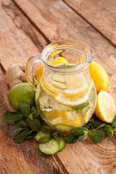 Limon, zencefil, salatalık, nane ile su