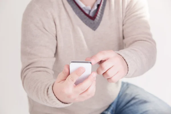 Adulto joven usando teléfono inteligente móvil —  Fotos de Stock