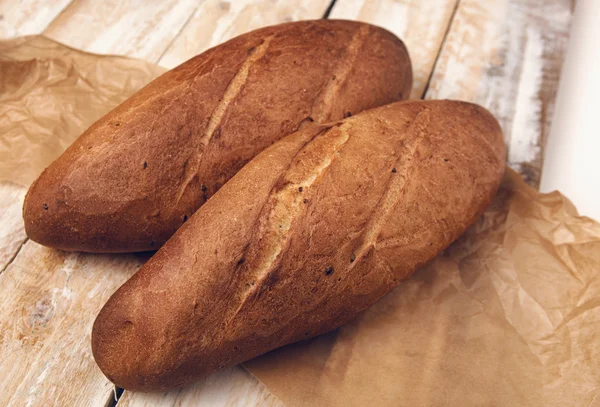 Dois loafs de pão feito à mão em uma mesa de madeira Fotografias De Stock Royalty-Free