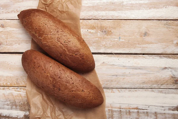 Dois loafs de pão feito à mão em uma mesa de madeira Fotografia De Stock