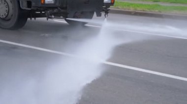 Belediyenin büyük aracı asfalt yolu sular altında yıkıyor.