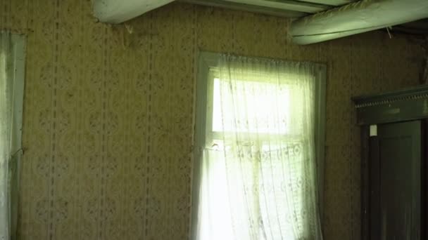 Oud huis interieur met oud behang houten ramen en meubels — Stockvideo