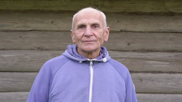Retrato de agricultor idoso grisalho com sorriso no rosto enrugado — Vídeo de Stock