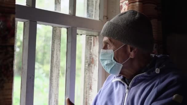 Orang tua tinggal di rumah pada isolasi diri berbicara dengan tetangga melalui jendela — Stok Video