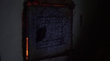 Yaşlı erkek eli, köy ocağının metal kapısını yakacak odunuyla açıyor.