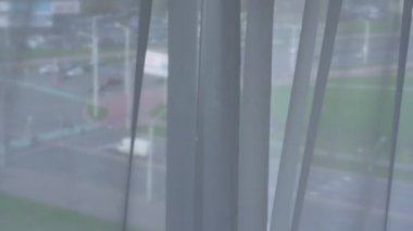 Beyaz ipek perde güçlü rüzgar taşımacılığı trafiğiyle sallanıyor.