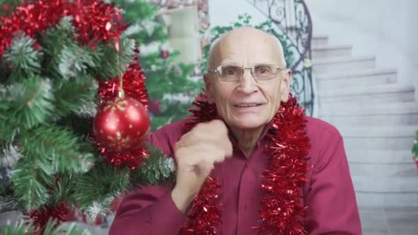 Senior man w okularach czat z rodziną online przez social net messenger — Wideo stockowe