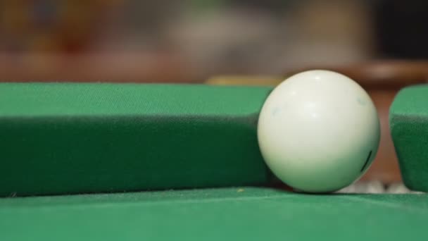Bola de billar blanco pateando en otra bola y cayendo en el bote neto — Vídeos de Stock