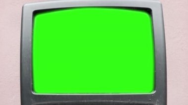 Kromakey için boş yeri olan eski model bir televizyon ekranı.