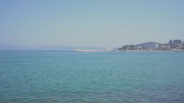 Sakin denizdeki büyük pelerinli Türk Kusadasi şehrinin güzel manzarası.