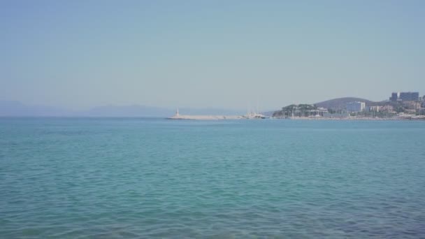 Hermosa vista de la ciudad turca de Kusadasi con gran cabo en el mar tranquilo. — Vídeo de stock