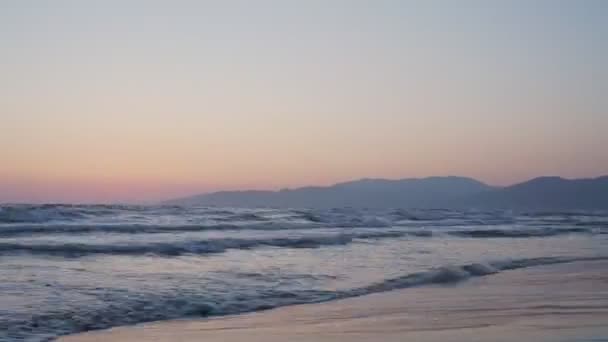 落日落山时海面上的海浪 — 图库视频影像