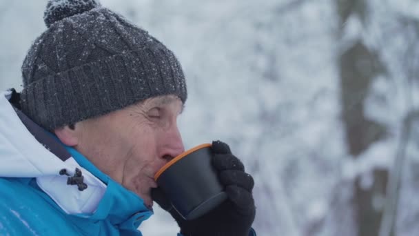 Vecchio turista bere tè caldo da thermos tazza vista da vicino. — Video Stock