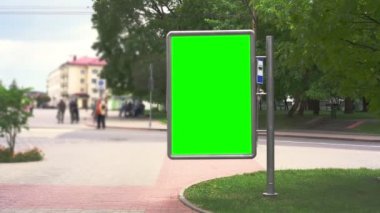 Dikey sokak reklam panosu yeşil renkli krom anahtarlı.
