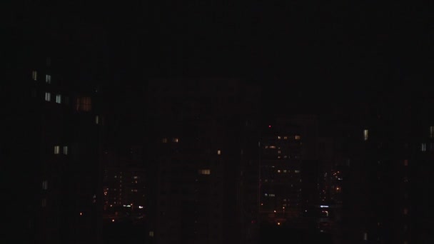 Blikseminslag in zwarte nachtelijke hemel tijdens stormachtig slecht weer — Stockvideo