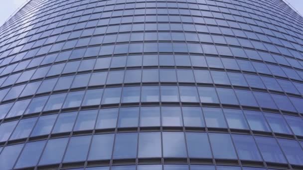 Glasfassade eines modernen Hochhauses mit vielen Fenstern in Aluminiumrahmen — Stockvideo