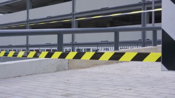 Verboden zwart en geel tape opknoping als barrière in multilevel parkeerplaats — Stockvideo