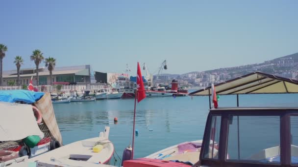 Barcos pesqueros y barcos con bandera turca en fila en el muelle de la ciudad de Kusadasi. — Vídeo de stock