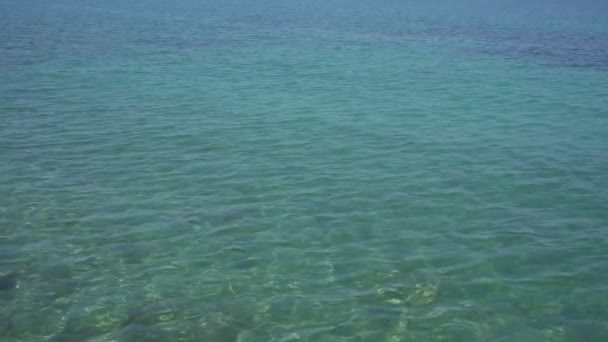 Calme transparent eau claire de la mer bleue vue aérienne. — Video