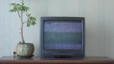Gürültülü Retro TV sehpanın yanındaki tahta masada duruyor.