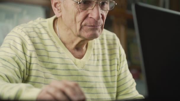 Homem sênior usando óculos à espera de conexão on-line com a família. — Vídeo de Stock