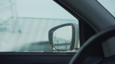 Yan aynalı araba trafiği ve otoyolda yansıyan nesneler..