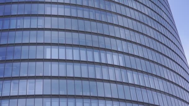 Glaswand mit vielen Fenstern in Aluminiumrahmen an moderner Wolkenkratzer-Fassade — Stockvideo