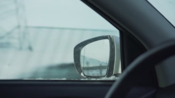 Voiture avec rétroviseur latéral circulation routière et objets réflexion conduite sur l'autoroute. — Video