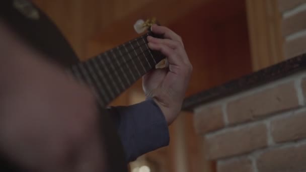 Mann spielt auf der Gitarre, indem er Akkorde wechselt und seine Finger auf Barre neu anordnet. — Stockvideo