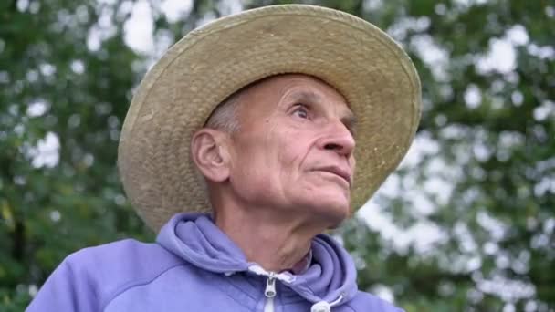 Totožnost zavřít video portrét starého smutného farmáře ve velkém slaměném klobouku. — Stock video