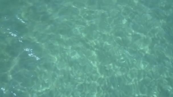 Mořská vlnka tyrkysová zbarvená průhlednou čirou vodou — Stock video