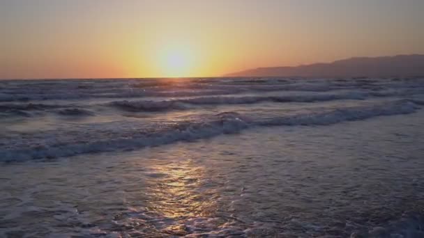 강렬하고 부드러운 색깔 과 마법같은 빛으로 바다나 바다 위를 비추는 태양. — 비디오