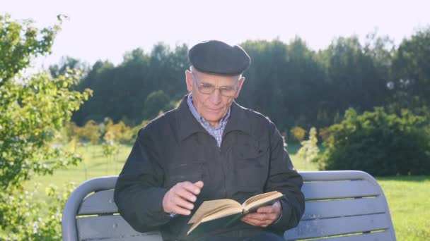 코트와 모자를 쓴 노인을 유혹하는 장면 이 벤치에 앉아서 책을 읽고 있다 — 비디오
