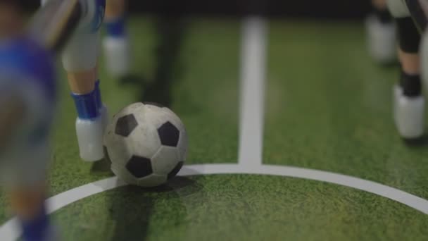 Hračkový fotbalista v bílé uniformě hity míč v stolní hře — Stock video