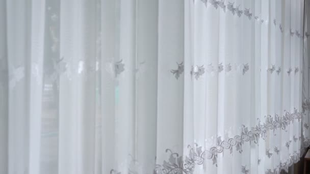 Nuevas cortinas blancas con estilo con flores ondeadas por el viento ligero — Vídeo de stock