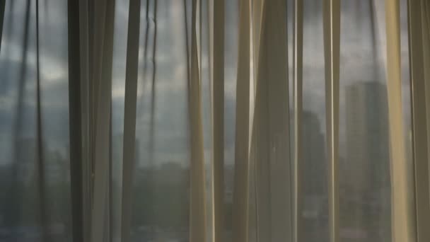 Modische graue Vorhänge hängen am Fenster vor dem Stadtbild — Stockvideo
