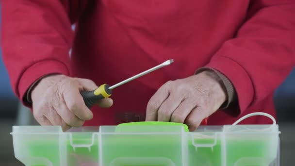 Trabajador de servicio de reparación envejecido reúne herramientas de metal en kit — Vídeos de Stock