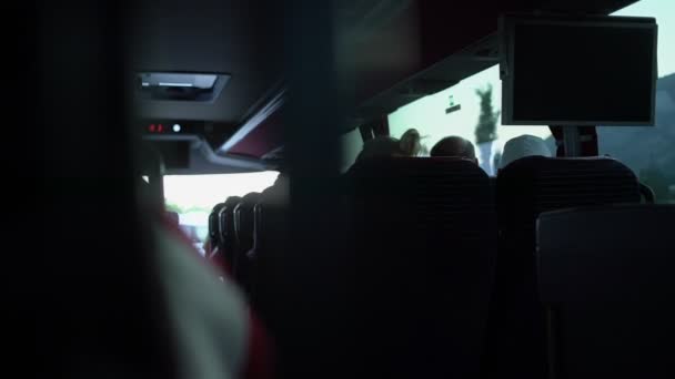 Passageiros turísticos sentados dentro da cabine de ônibus durante a viagem — Vídeo de Stock