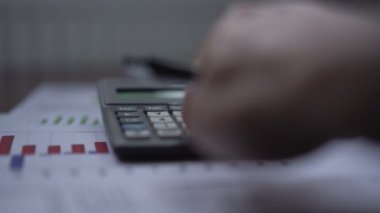 Mali rapor için hesap makinesinde kalem hesaplama verisi olan kişi