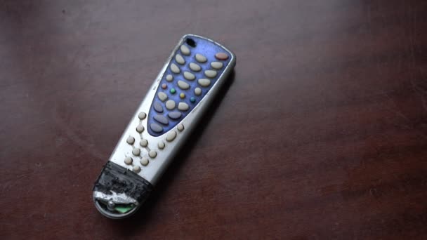 Man hand takes old broken tv remote control and push off red button — Stock videók