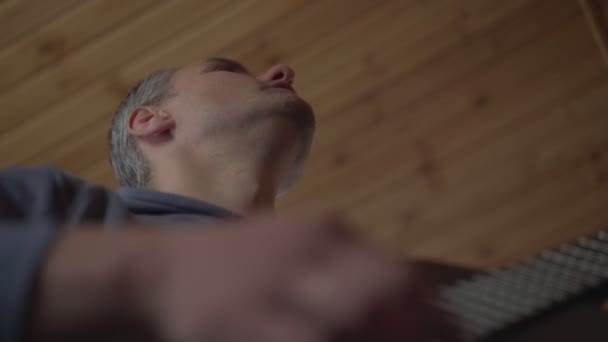 Portrait d'un homme d'âge moyen qui joue de la guitare et chante des chansons. — Video